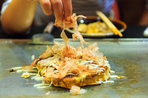 Mencicipi Okonomiyaki di Restoran Tradisional Tokyo, Sometaro