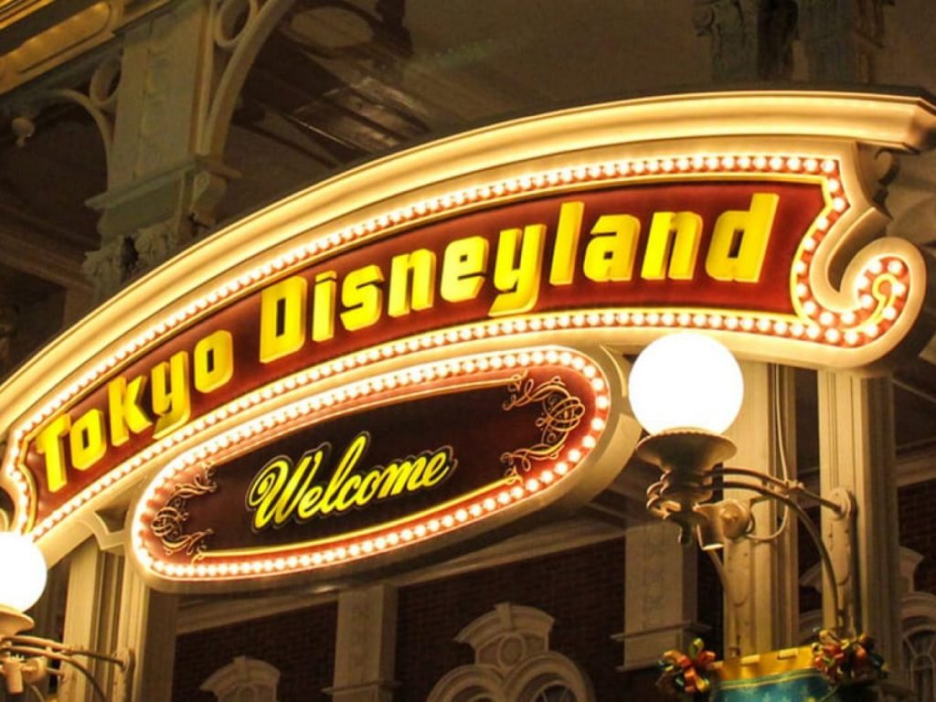 Berwisata Di Taman Bermain Disneyland Tokyo Yang Cocok Untuk Keluarga
